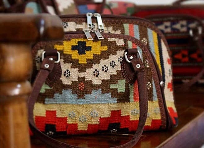 تصویر 4 از کیف دستی گلیمی با فرم جمع و پرداخت ظریف بافت